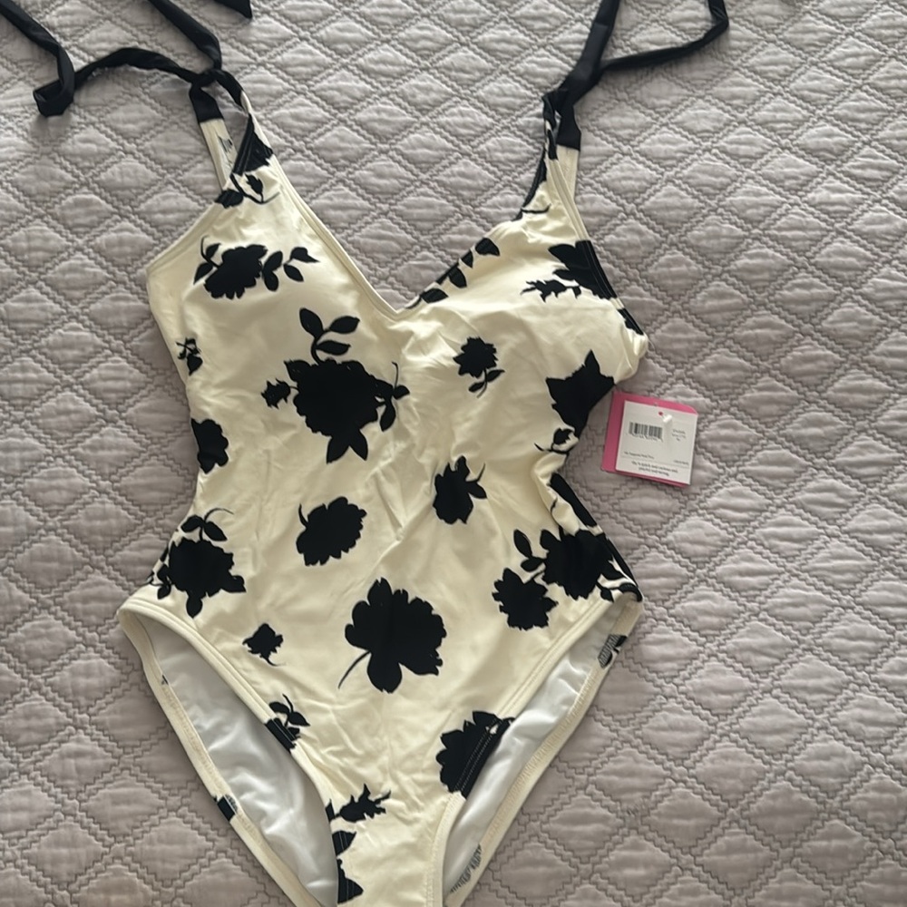 KATE SPADE ONE PIECE SWIMSUIT,
Perfect for summer getaways and trips - Picture 5 of 9